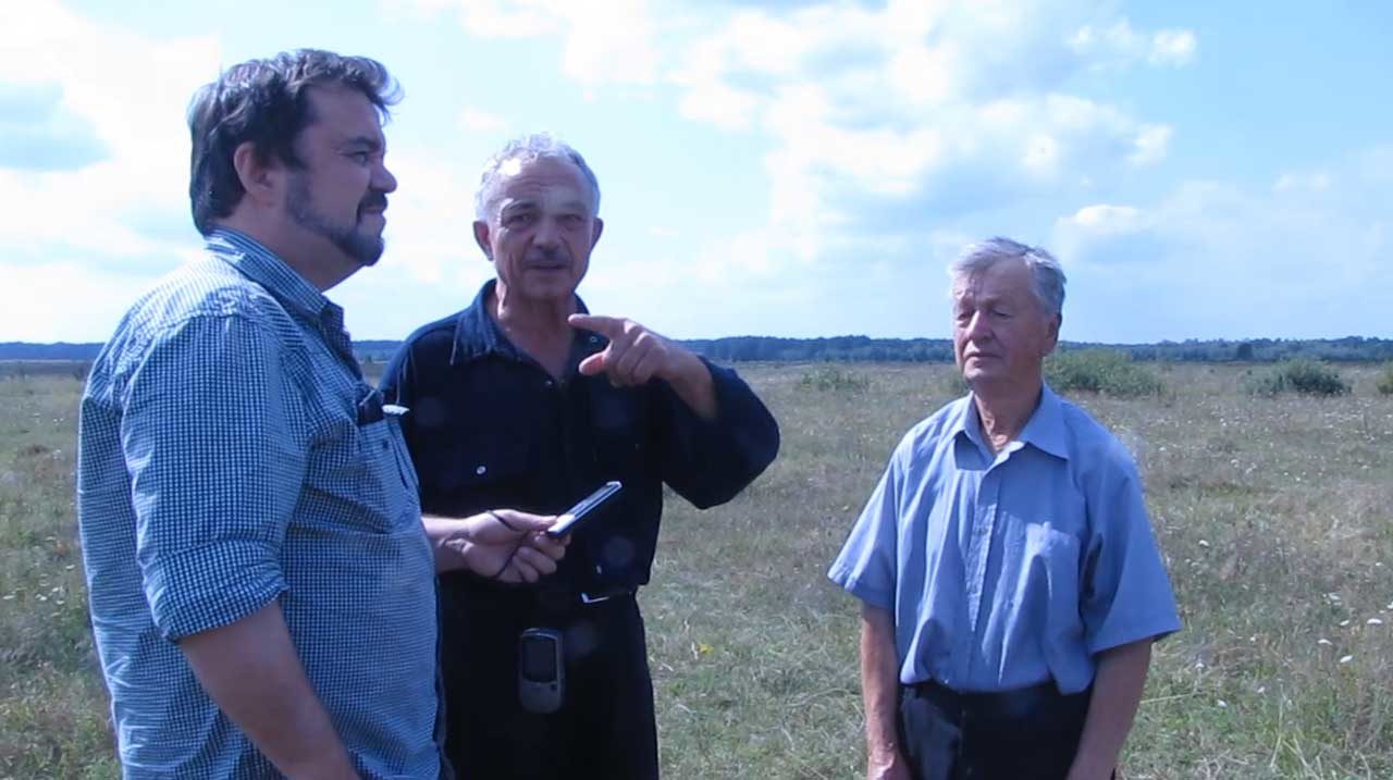 Mykhaylo Tyaglyy, a researcher from the Ukrainian Center for Holocaust Studies, conversing with local activists, August 2017.